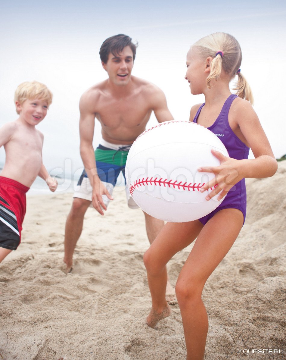 Ребенок на пляже с мячом
