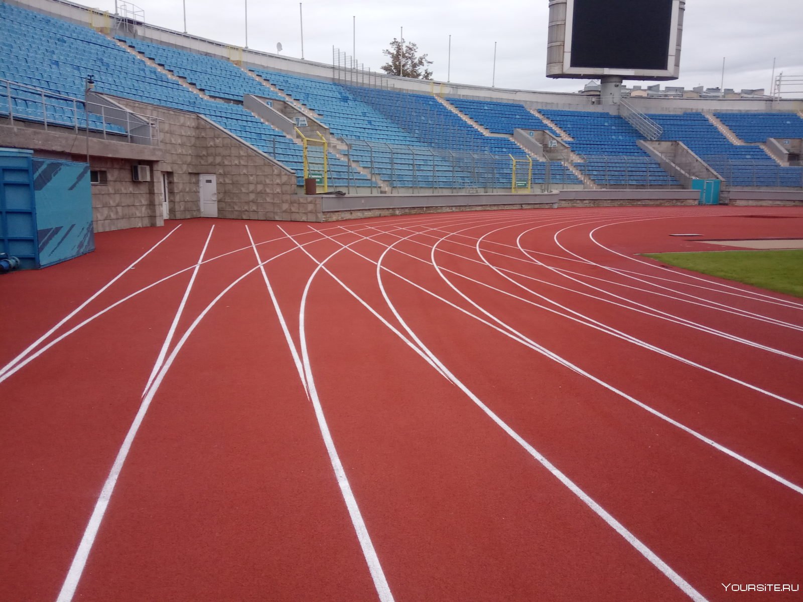 Олимпийский легкоатлетический стадион. Стадион в Адлере легкоатлетический. Легкоатлетический стадион Ярцево. Адлер стадион легкая атлетика.