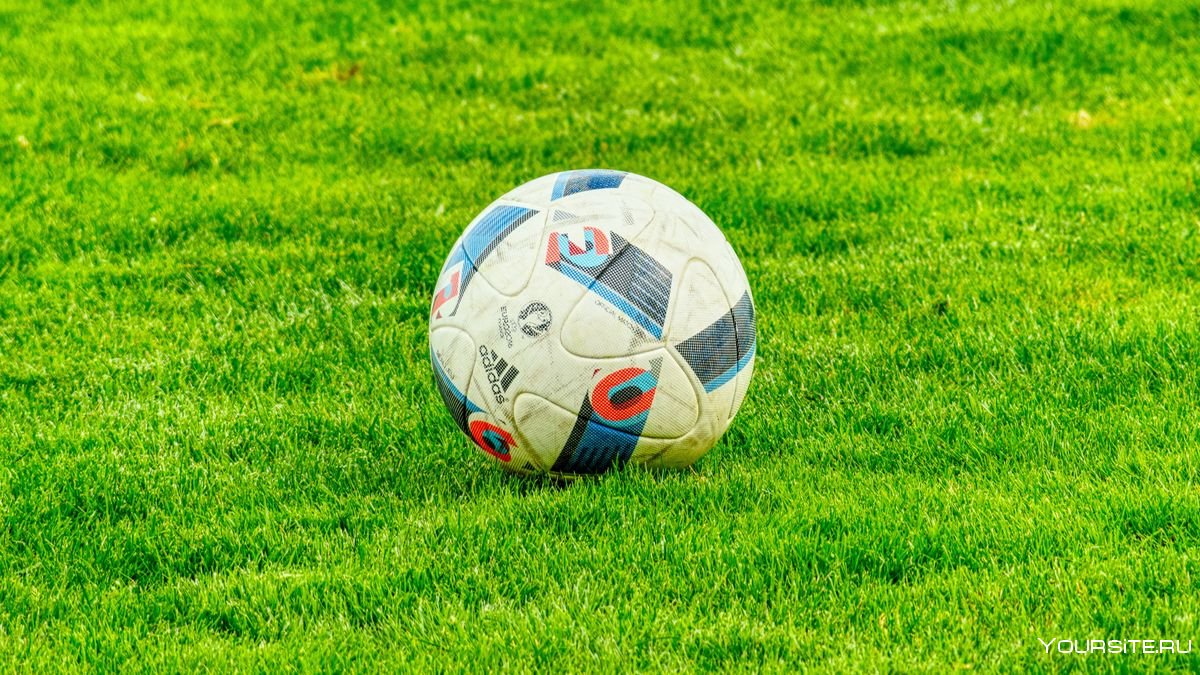Футбольный мяч на газоне