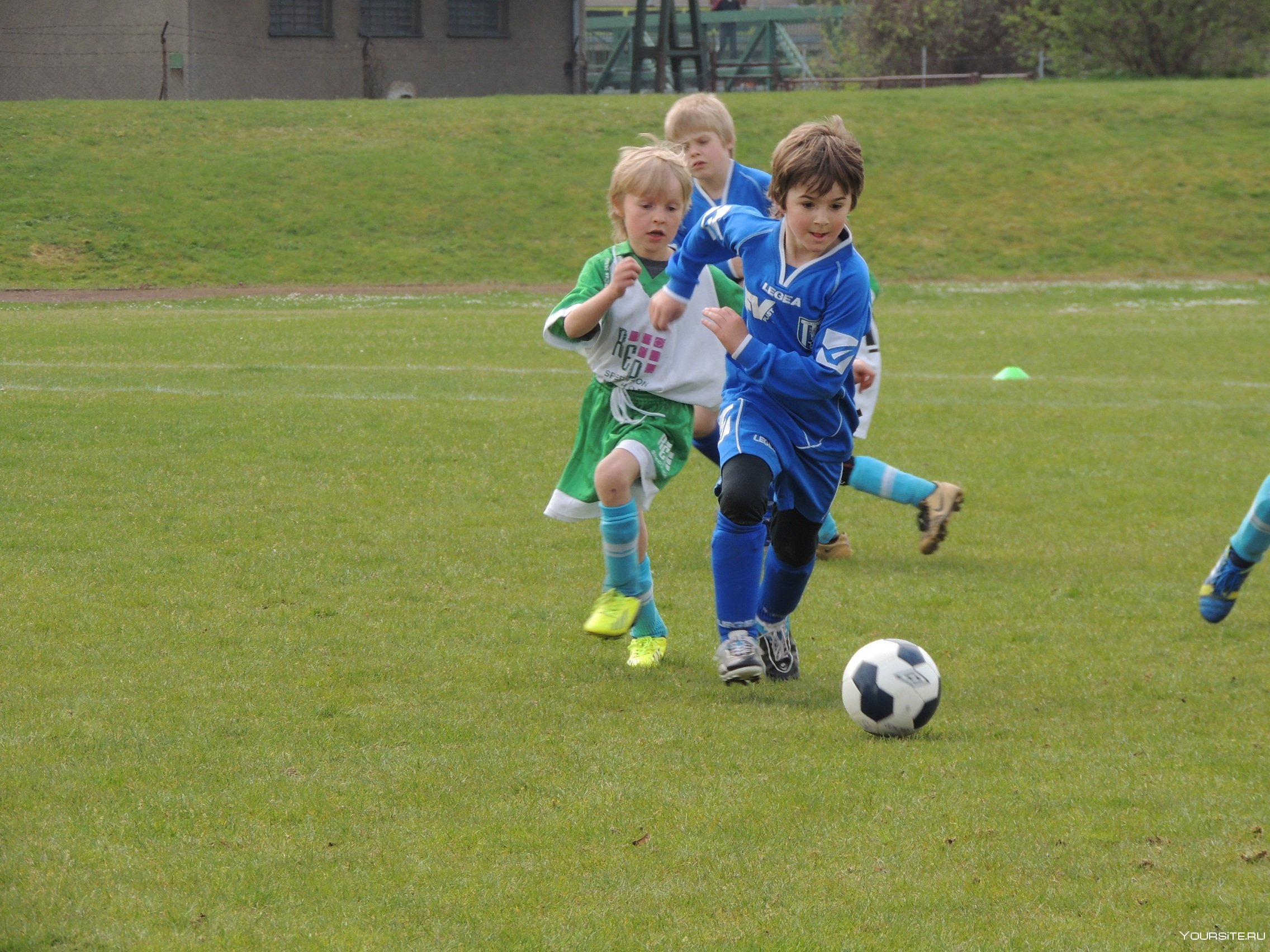 Там играют в футбол. ФК Олимпия Щербинка. Дети футболисты. Дети играют в футбол. Маленький футболист.