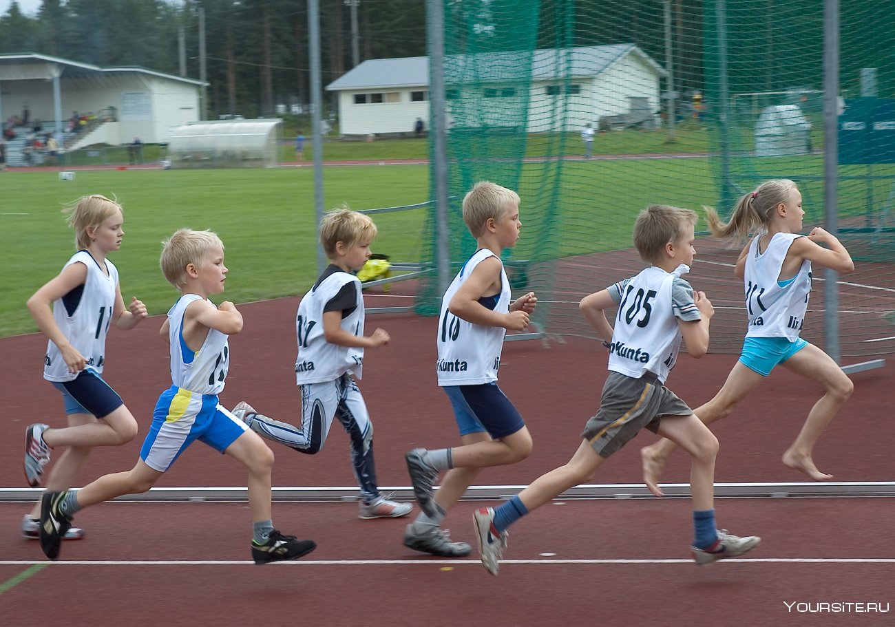 Атлетика мальчиков. Легкая атлетика дети. Спортивные дети. Школьные спортивные соревнования. Бег школьники.