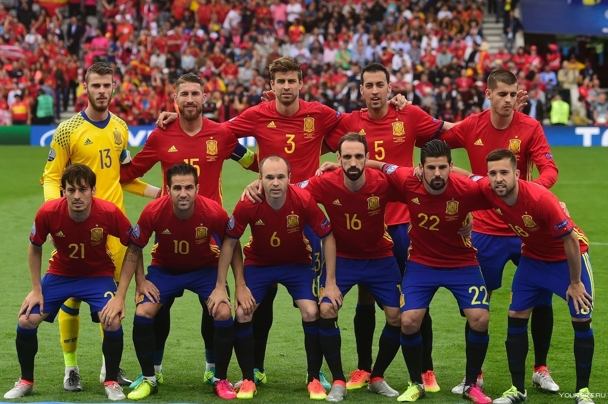 Сколько раз становилась чемпионом сборная команда испании. Сборная Испании 2021. Сборная Испании 2022. Сборная Испании 1999. Сборная Испании футболисты.