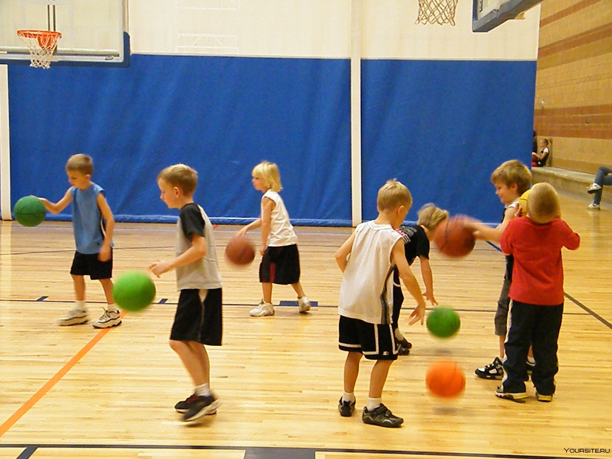 Физические игры в школе. Баскетбол дети. Баскетбол в детском саду. Спортивные игры для детей. Занятия баскетболом для детей.