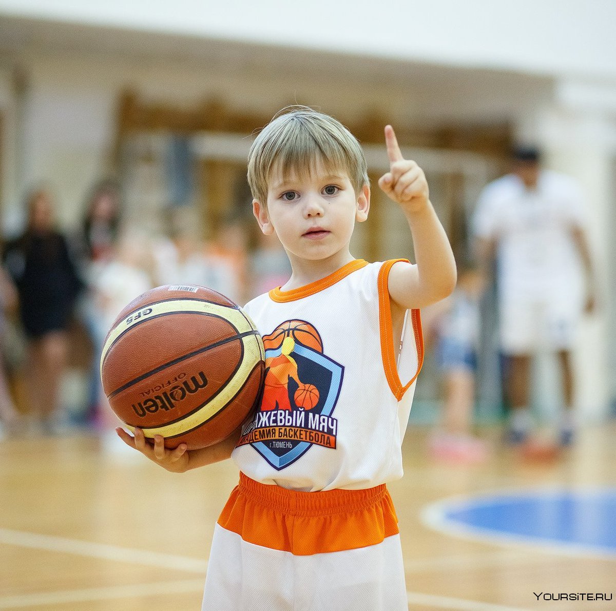 Мальчик с баскетбольным мячом