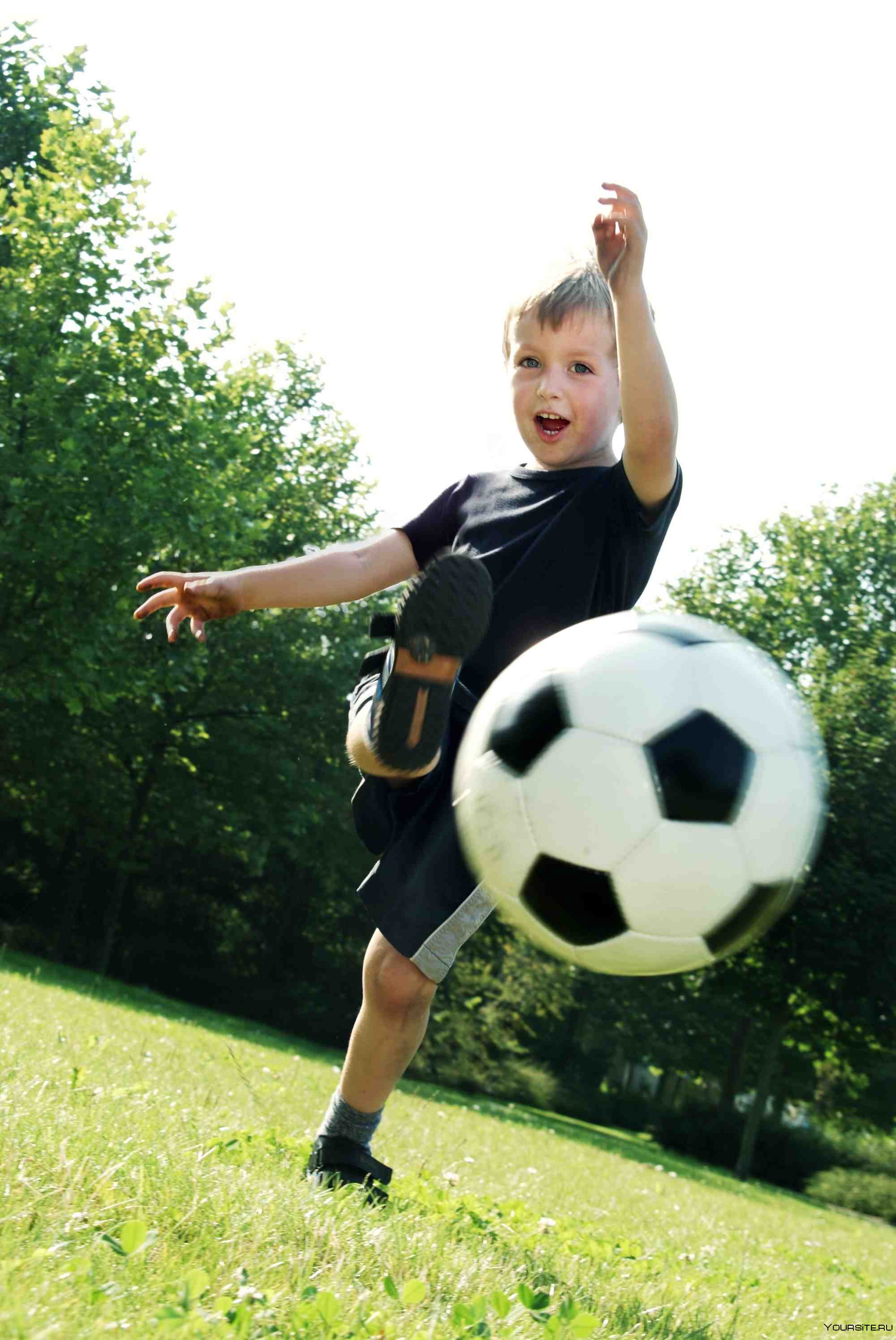 Мальчик мяч футбол. Ребенок с футбольным мячом. Мальчик с футбольным мячом. Маленький футболист. Мячики для детей.