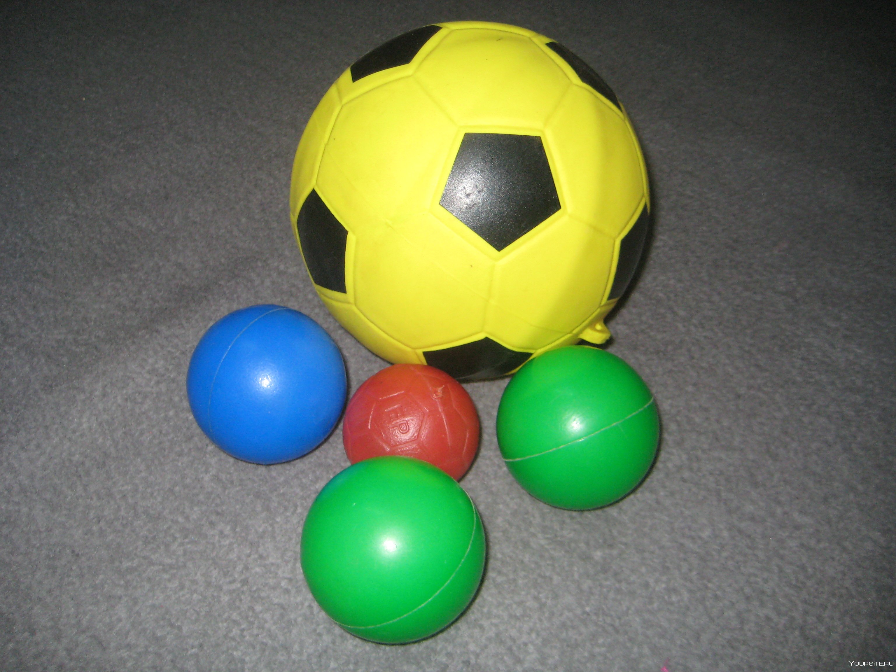 Игры с маленьким мячом. Разные мячики. Мячики спортивные. Спортивные игры с мячом. Мячи детские.