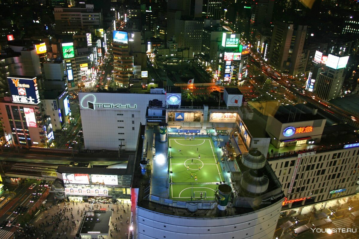Токио футбольное поле на крыше небоскреба