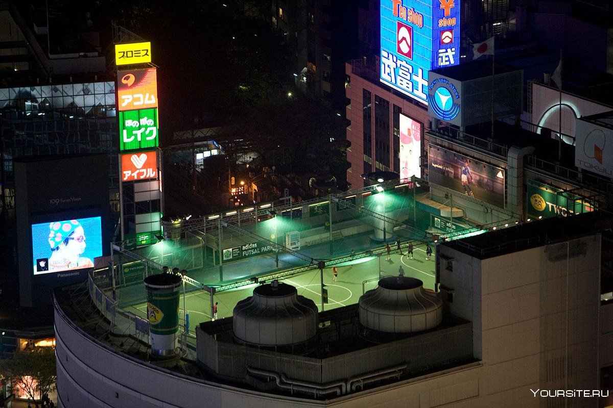 Футбольное поле на крыше в Токио