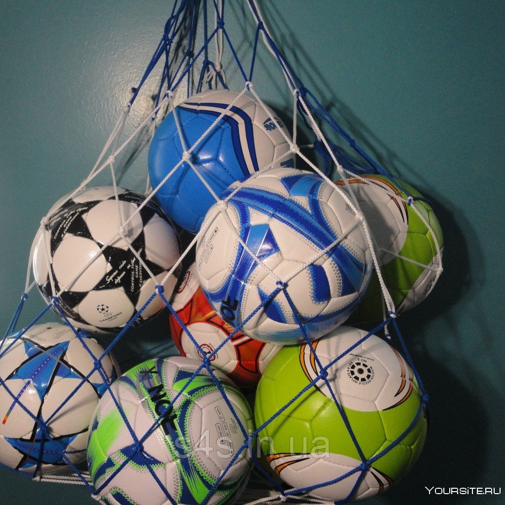 Футбольный мяч в сетке