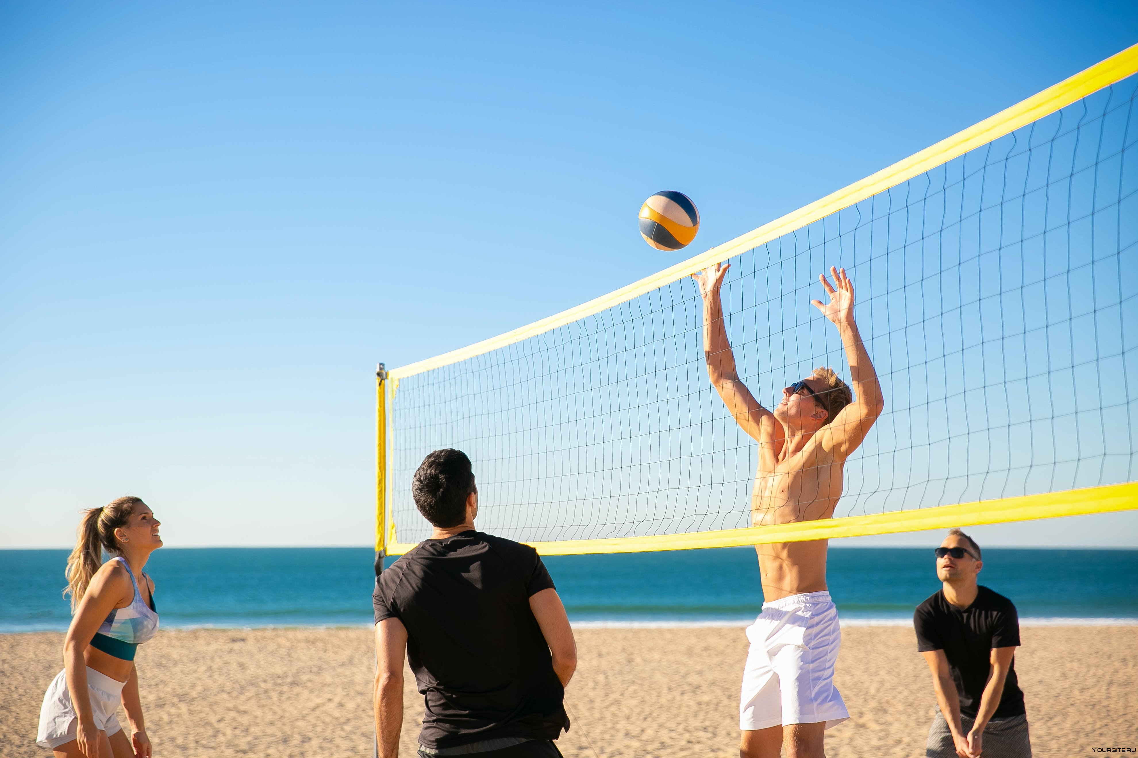 Бич волейбол. Зевс Зеленоград пляжный волейбол. Пляжный волейбол Саратов. Волейбол на пляже. Форма для пляжного волейбола.