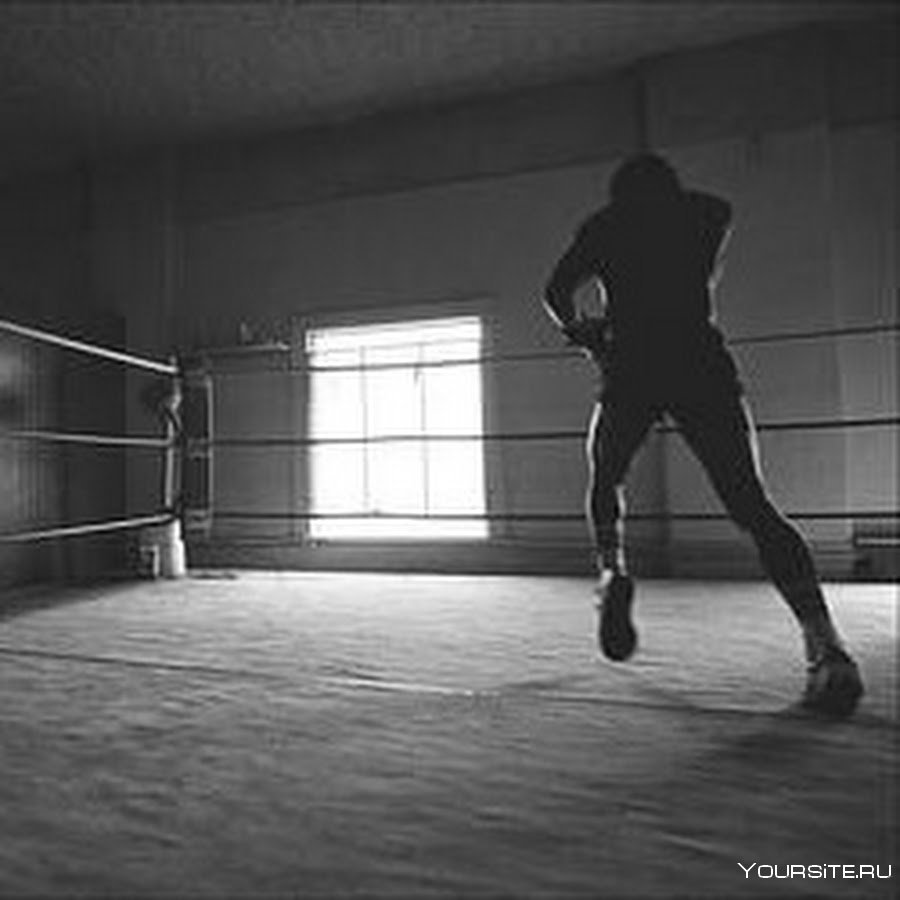 Боксерский ринг в темном зале