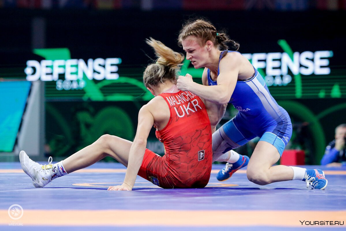 Женская борьба спортсменки с флагом