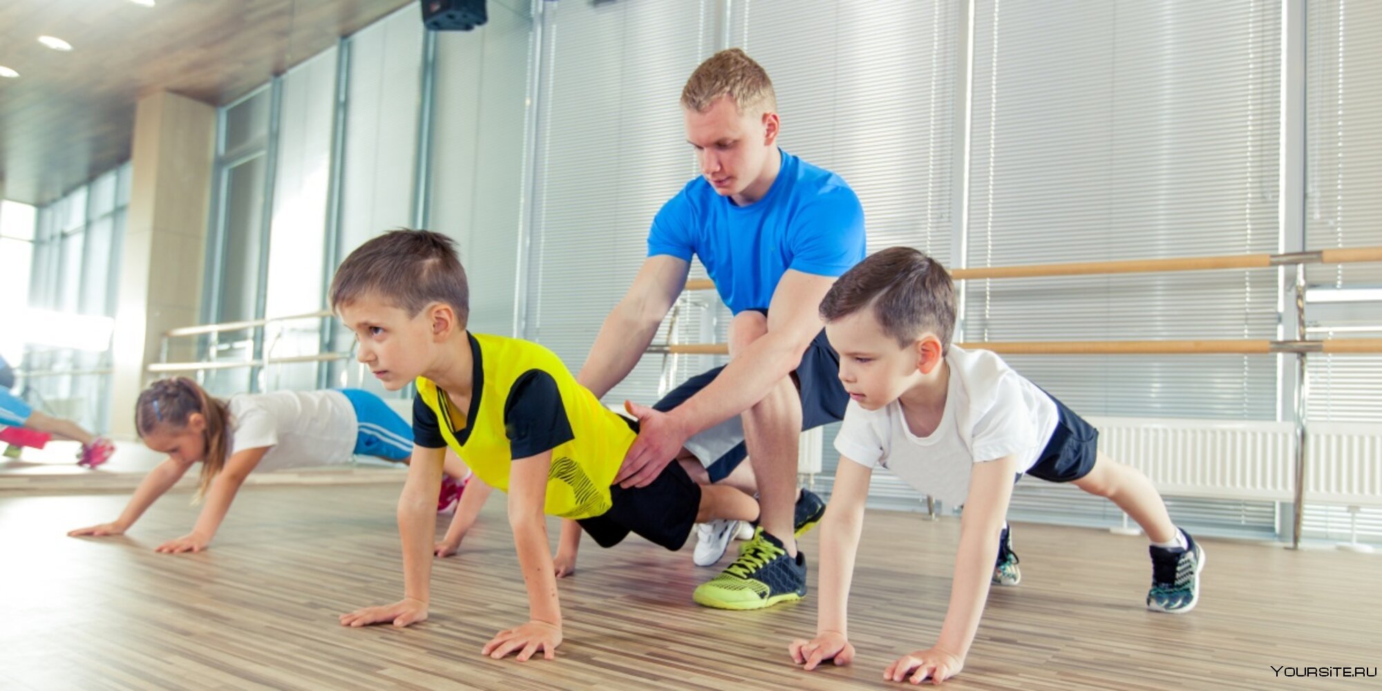 Тренер 8 лет. Спортивные занятия. ОФП для детей. Занятие физкультурой и спортом. Дети на физкультуре.
