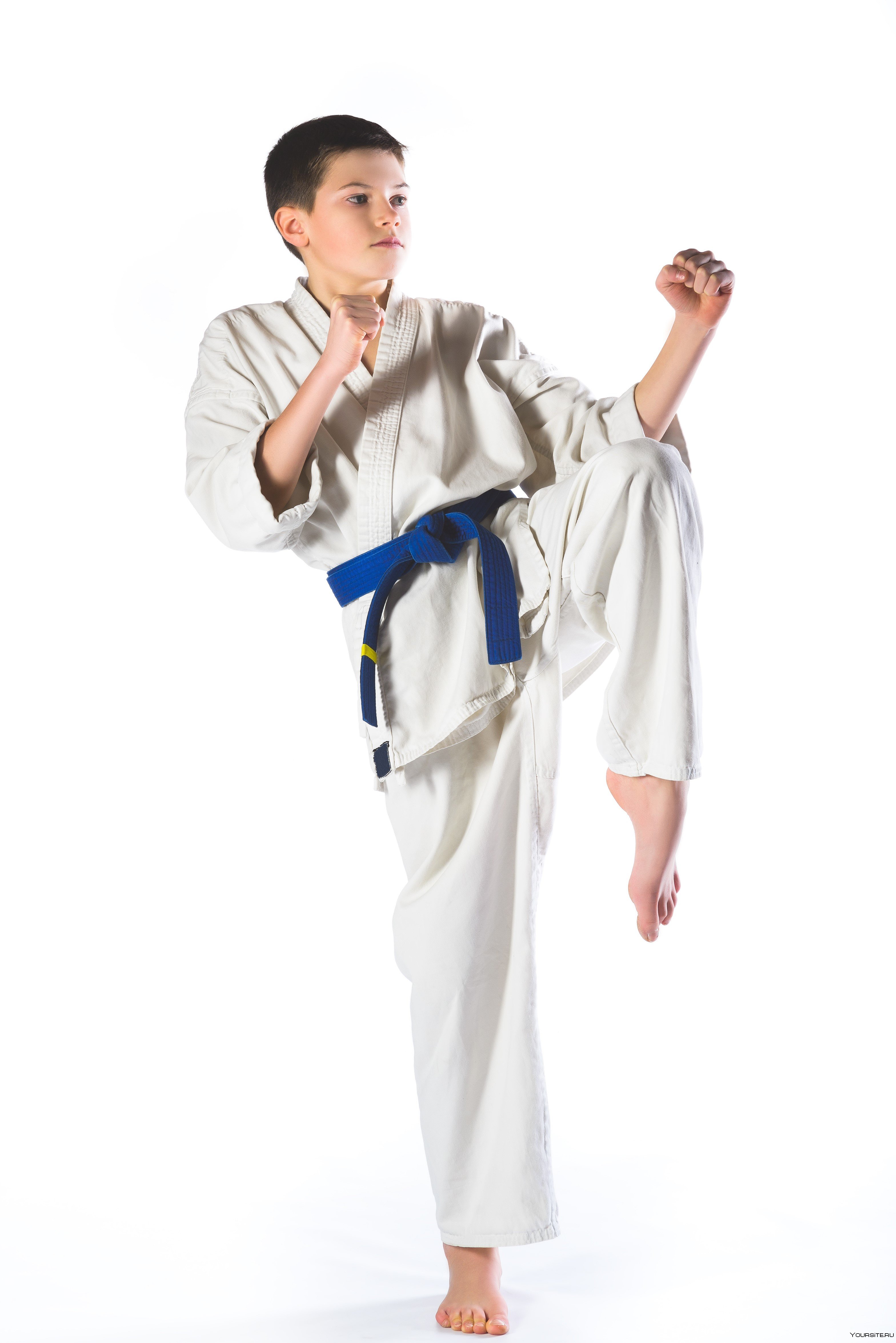 Я спешу на тренировку в кимоно сражаюсь. Мальчик в кимоно. Каратэ дети. Мальчик в белом кимоно. Мальчик карате.