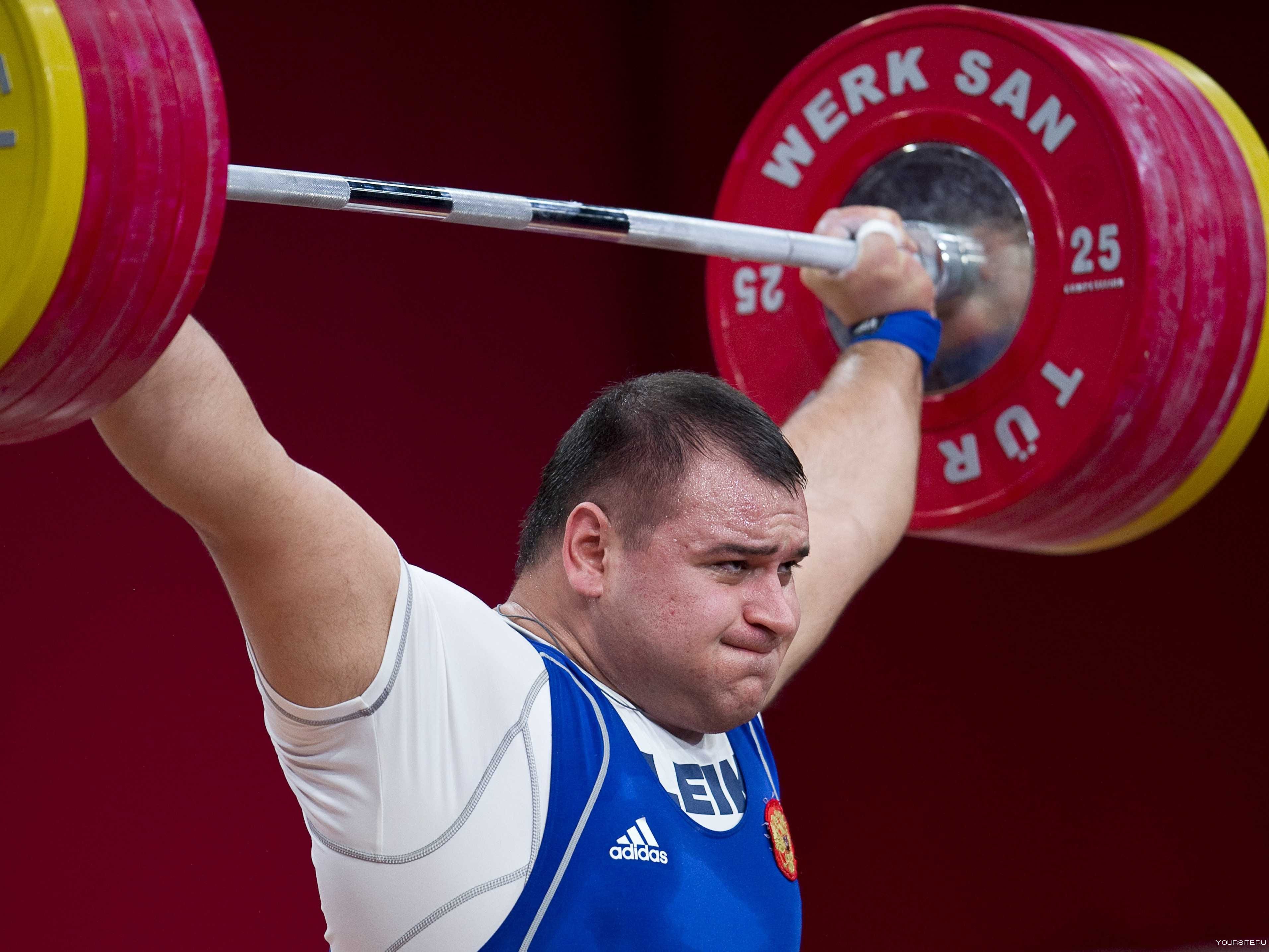 Спортсмены на соревнованиях по тяжелой атлетике. Хаджимурат Аккаев тяжелая атлетика.