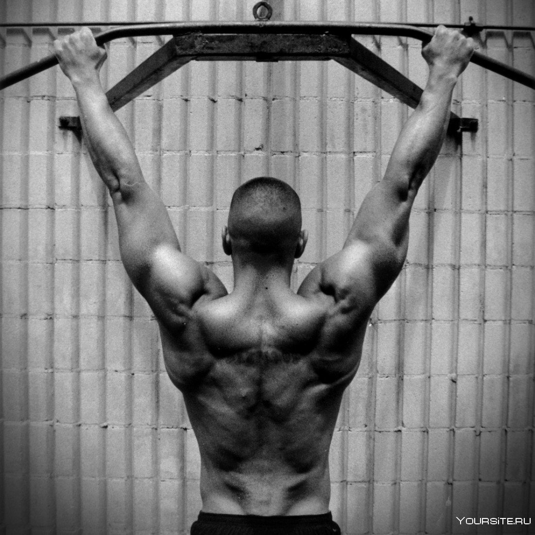 Марк Уолберг качок на турнике