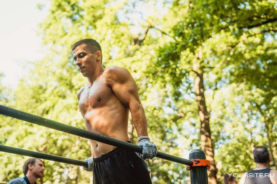 Накаченный мужчина в очках