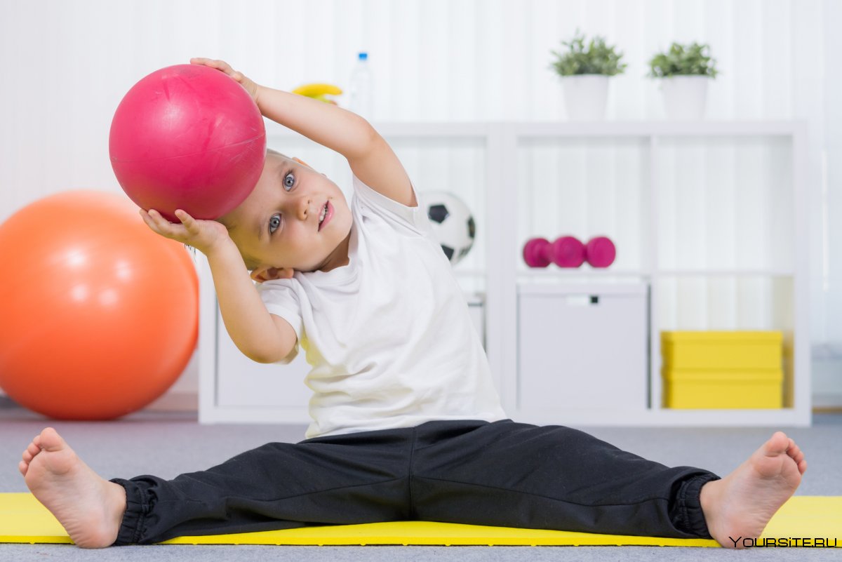 Упражнения с маленьким мячиком для детей