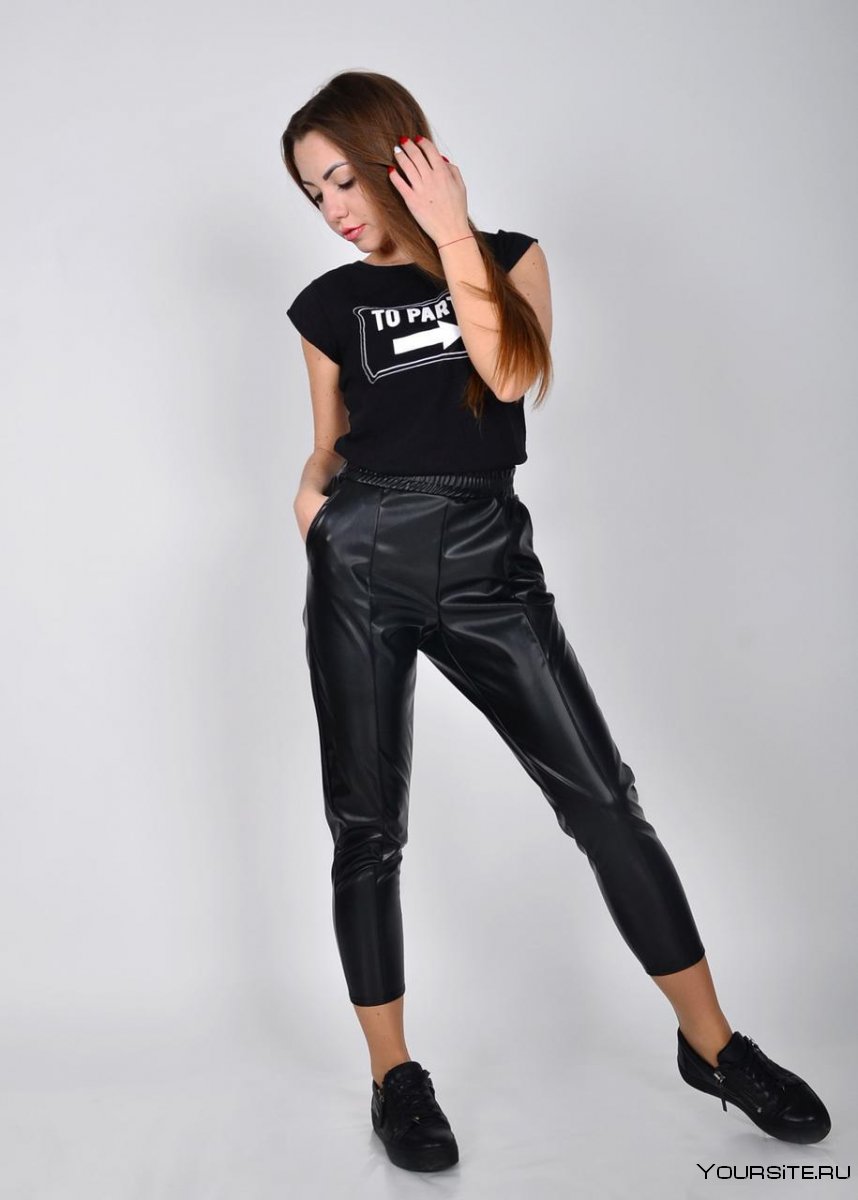 Мужской look с коричневыми кедами