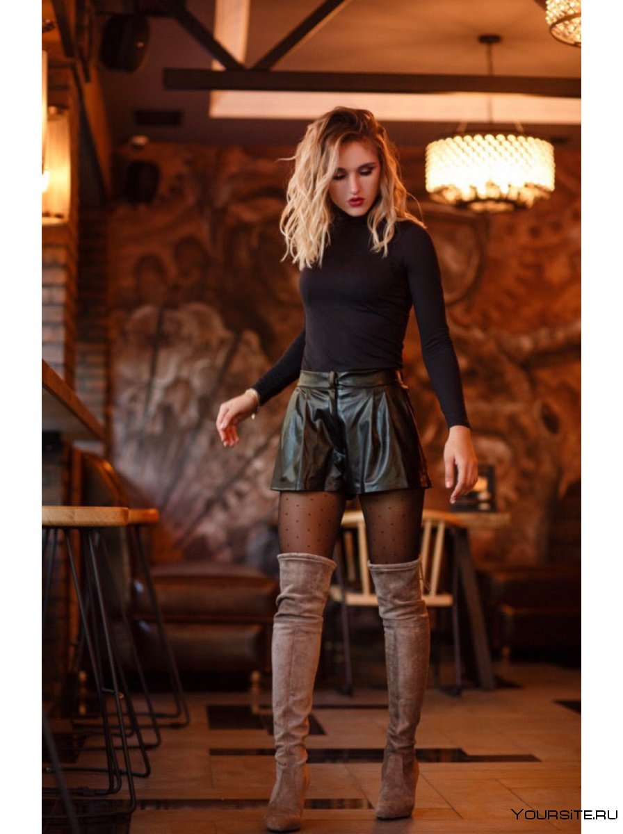 Девушки в кожаных шортах
