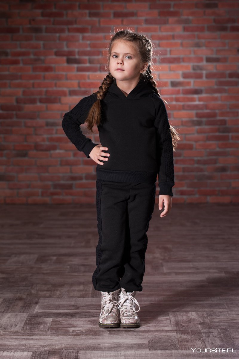 Ребенок в черном спортивном костюме