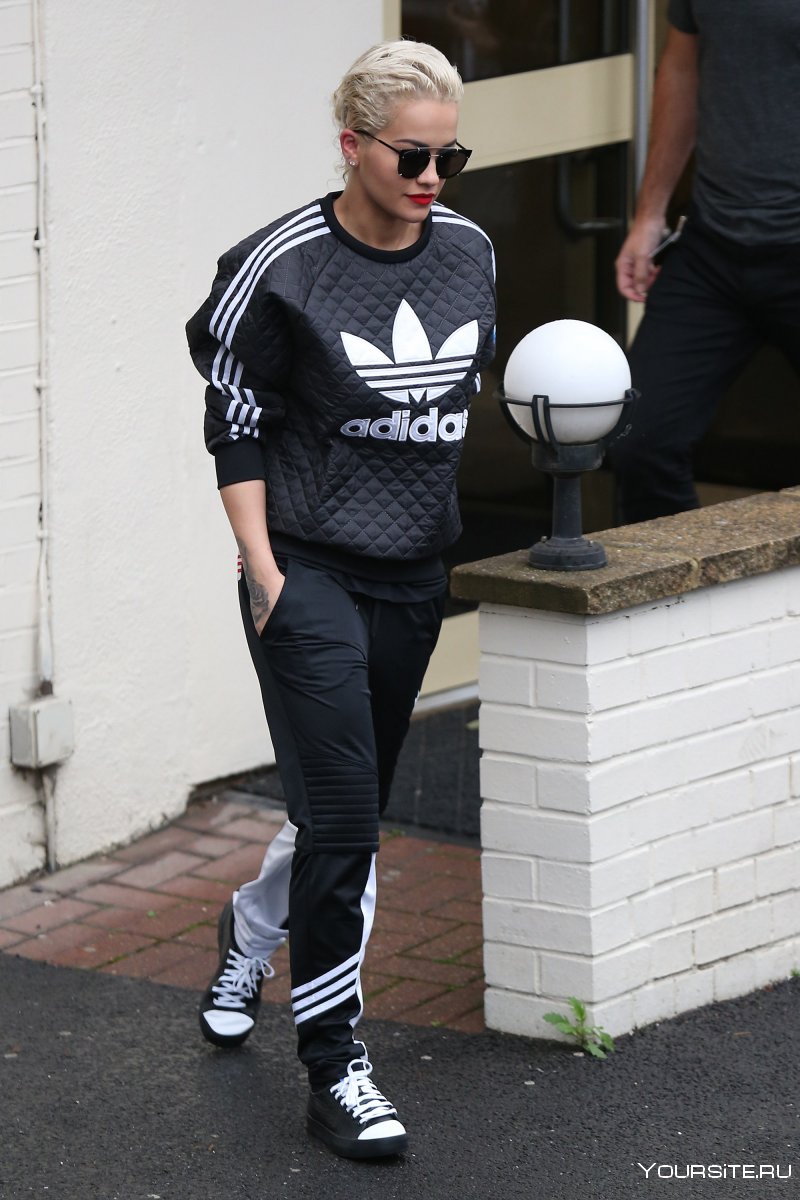 Хейли Болдуин в шортах велосипедках