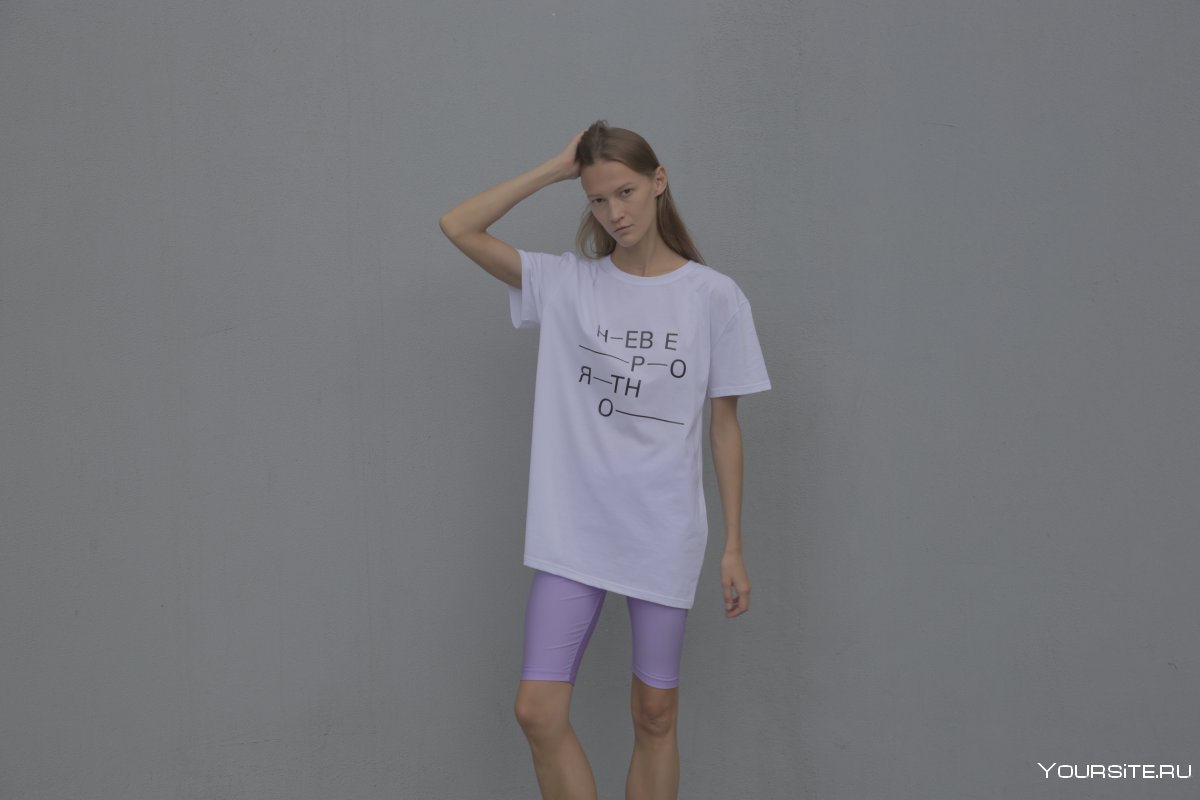 Яркая футболка и велосипедки