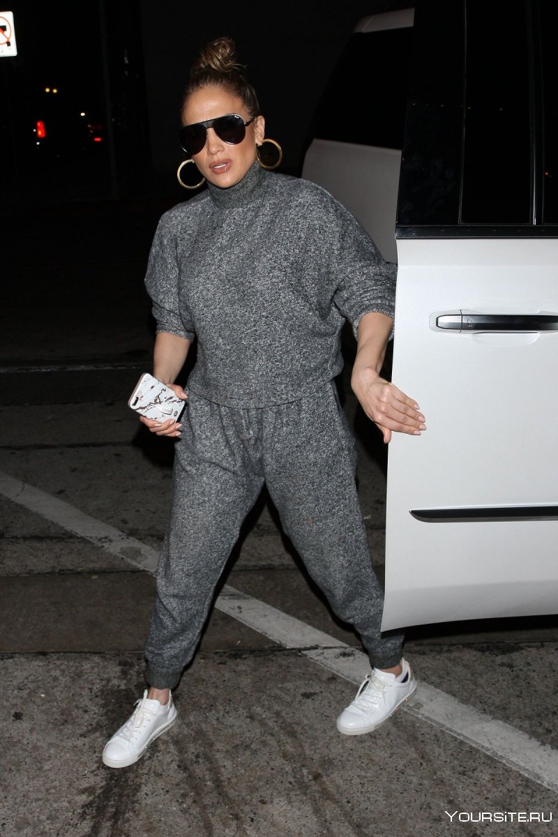 Дженнифер Лопес в спортивном костюме