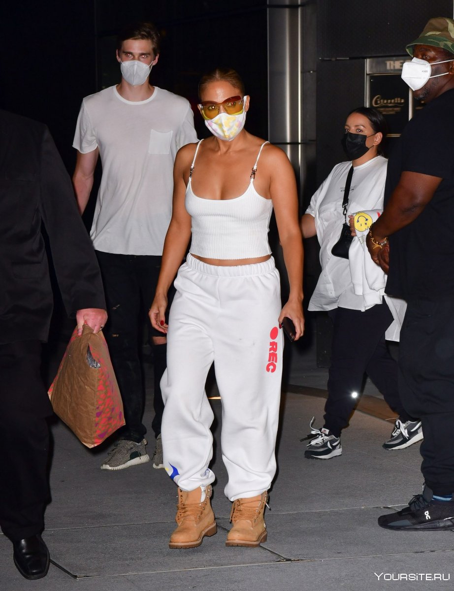 Дженнифер Лопес в брюках