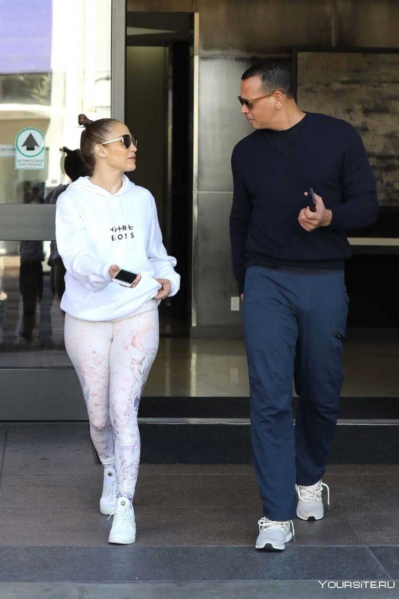Дженнифер Лопес в спортивном костюме