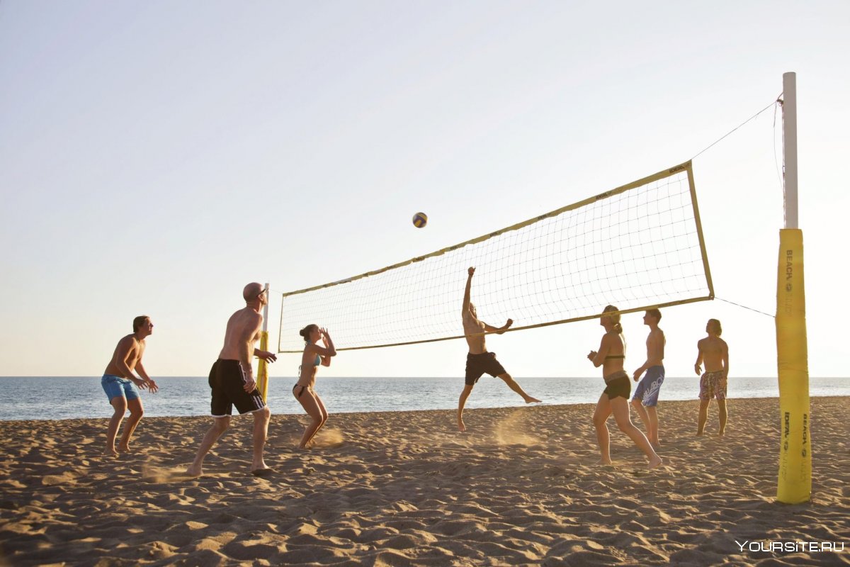 Игра в волейбол на пляже