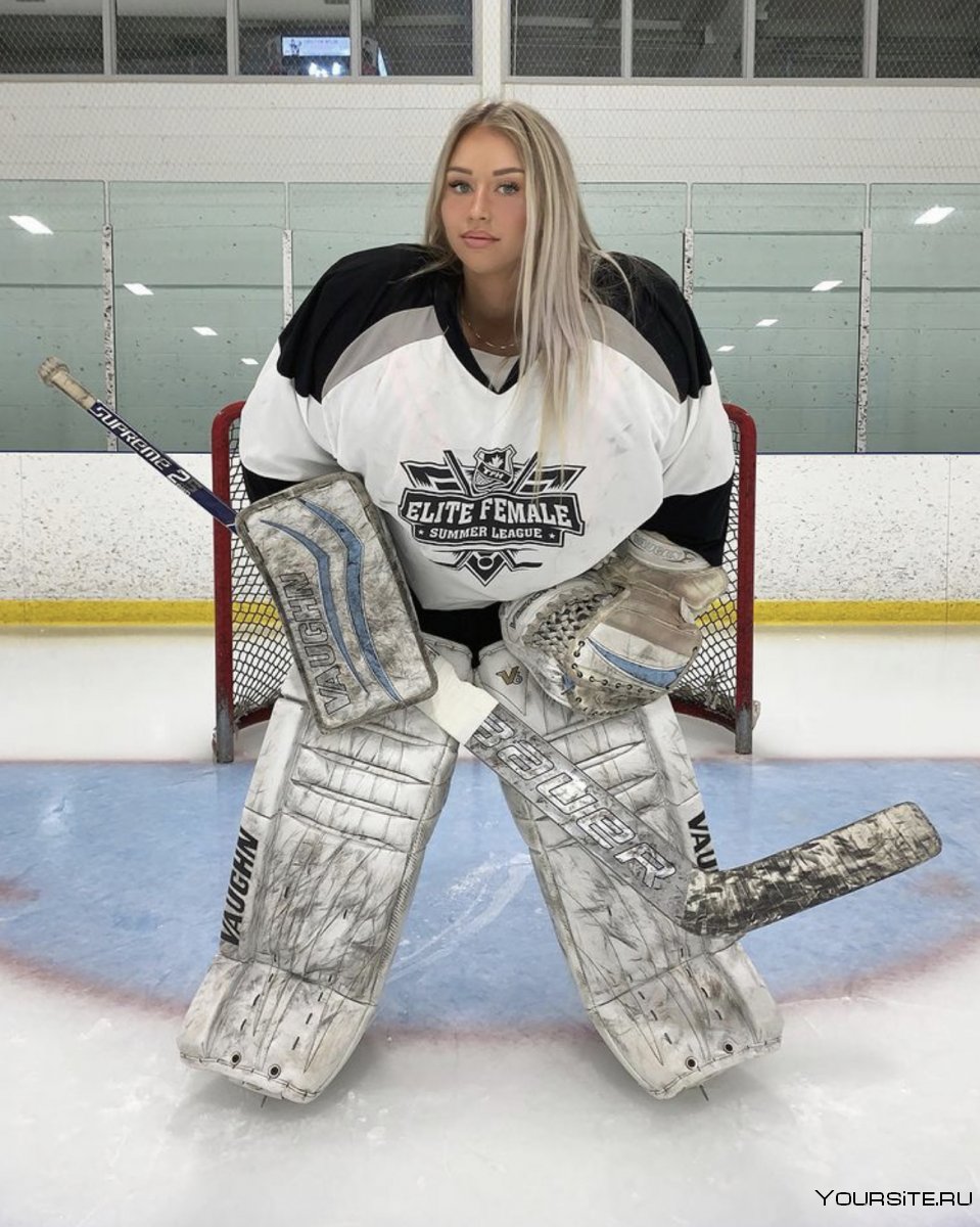 Канадская хоккеистка Микайла демайтер