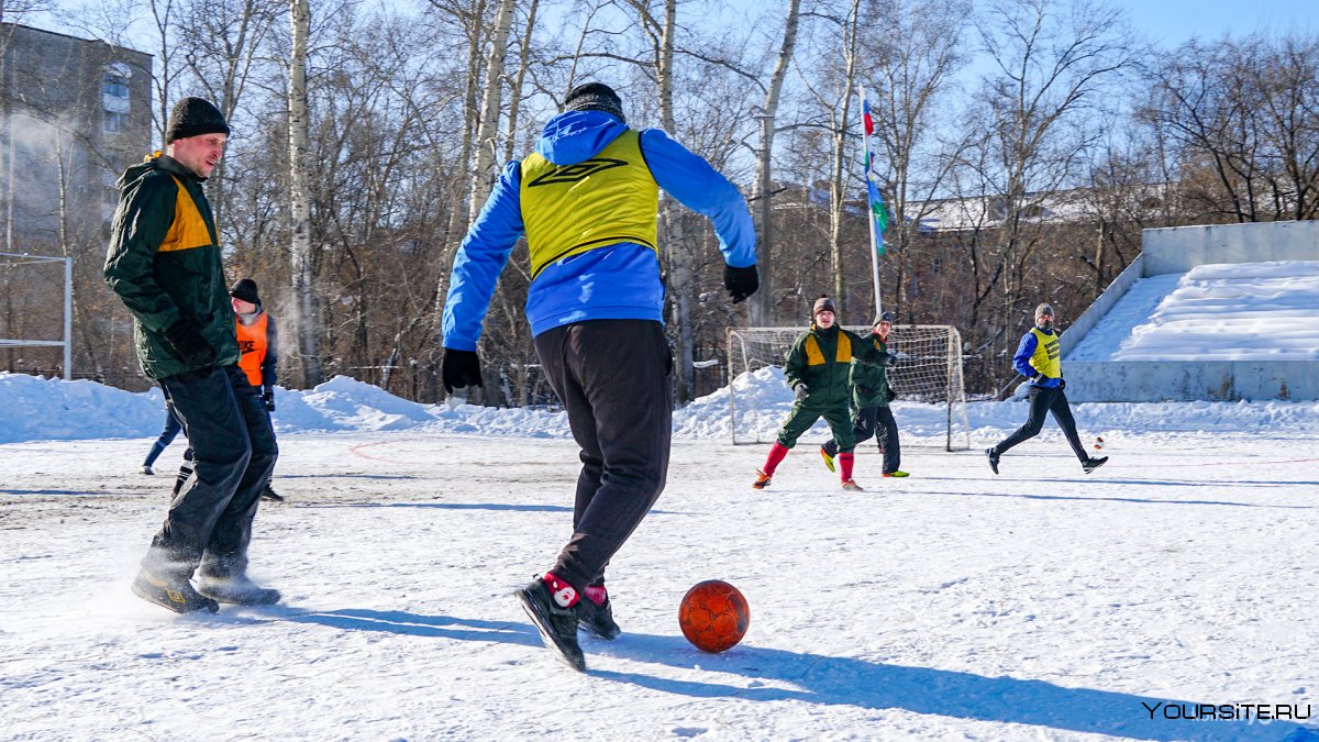 Игра в футбол зимой