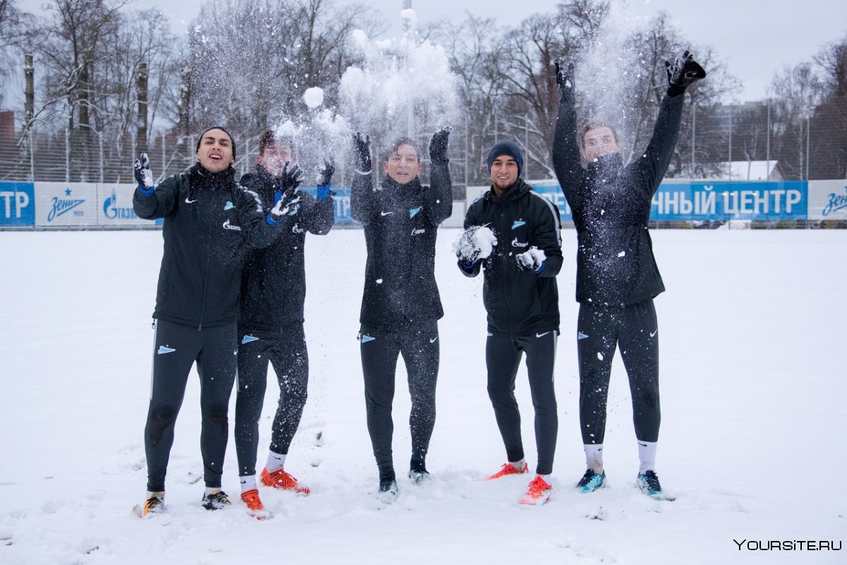 Ребята играют в футбол зимой