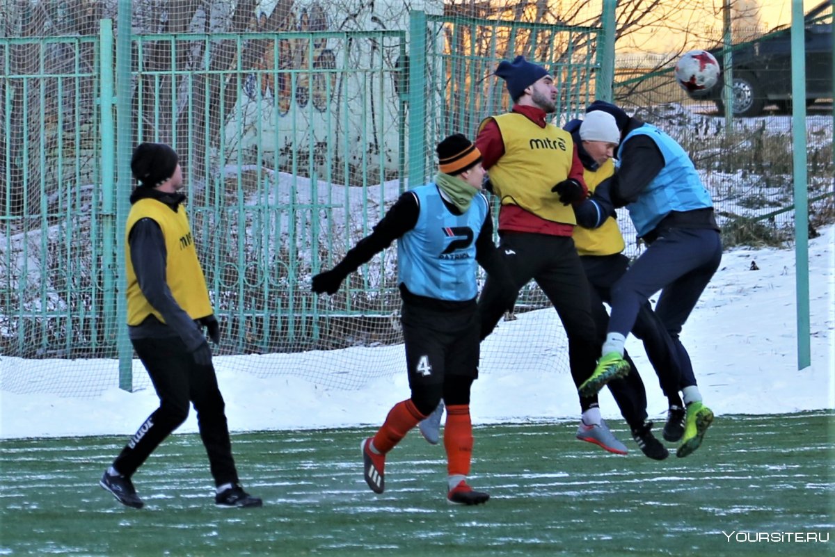Футбольное поле в снегу