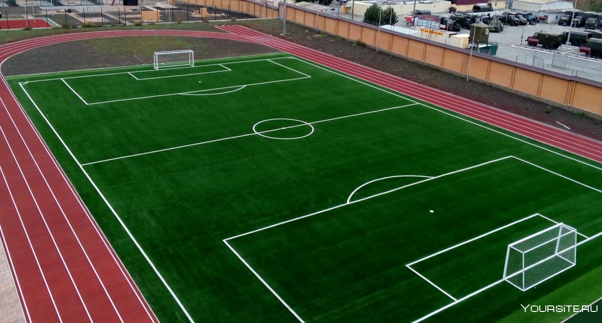 Футбольная площадка с искусственным покрытием