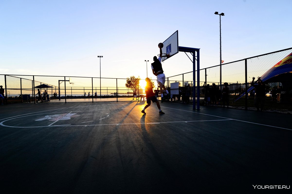 Уличная баскетбольная площадка
