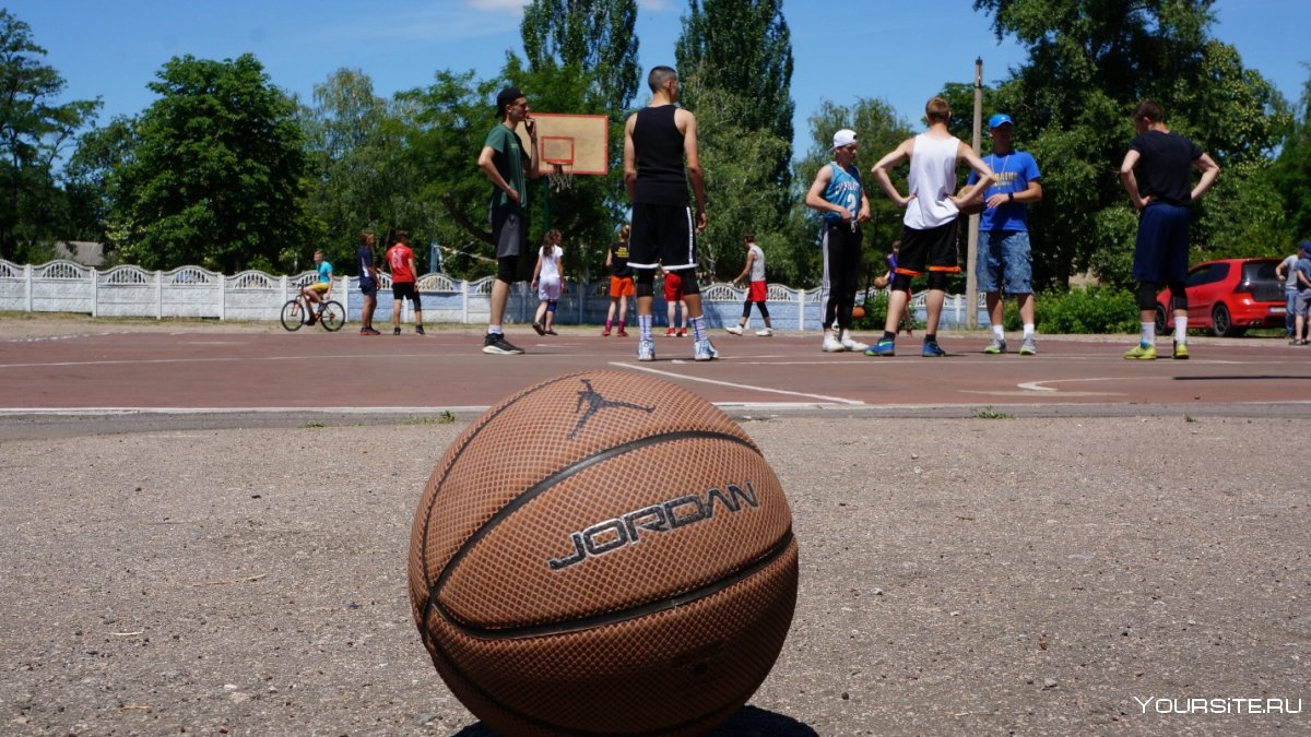 Баскетбольный мяч на фоне площадки спортзала