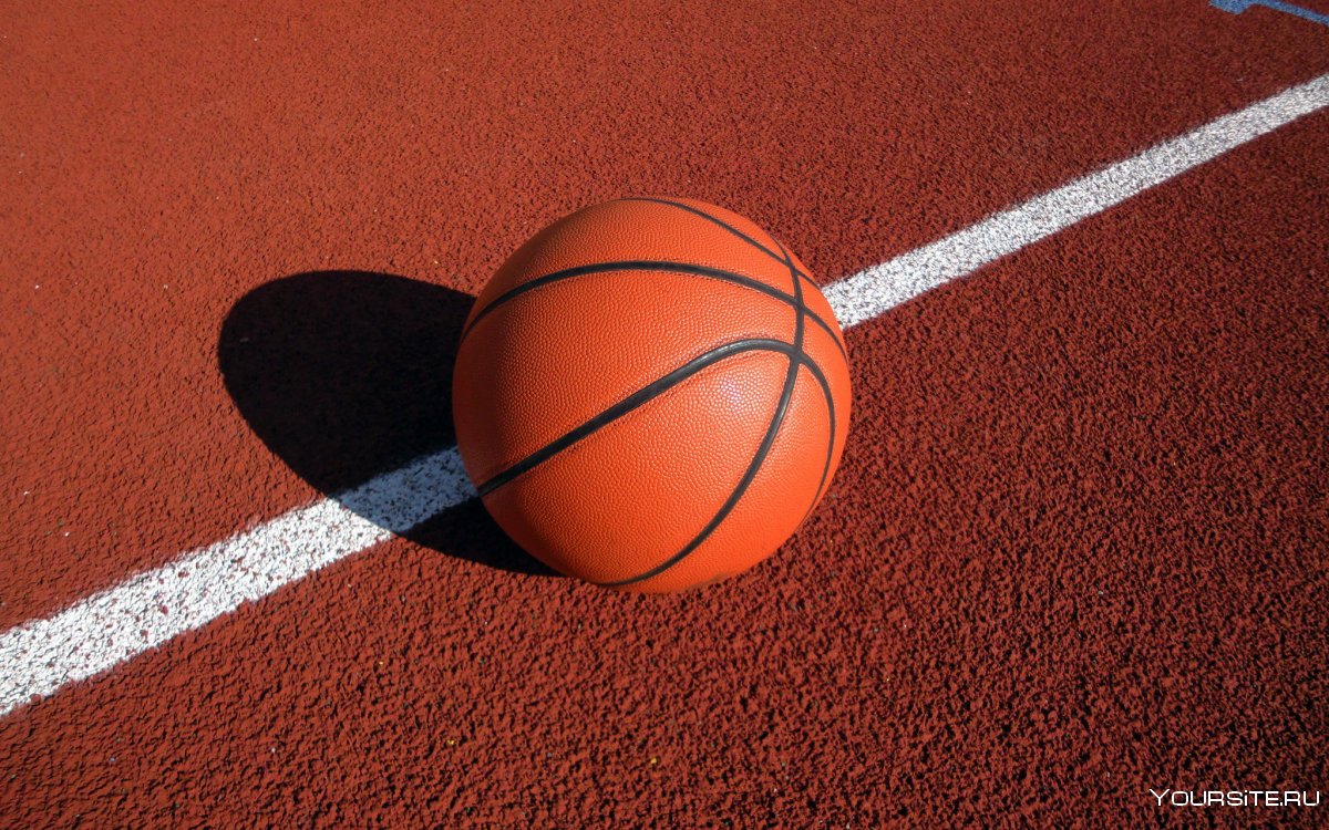 Баскетбольный мяч на площадке