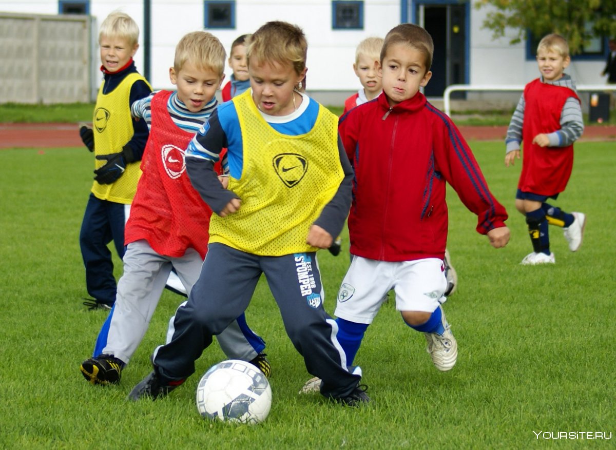 Дети играющие в футбол