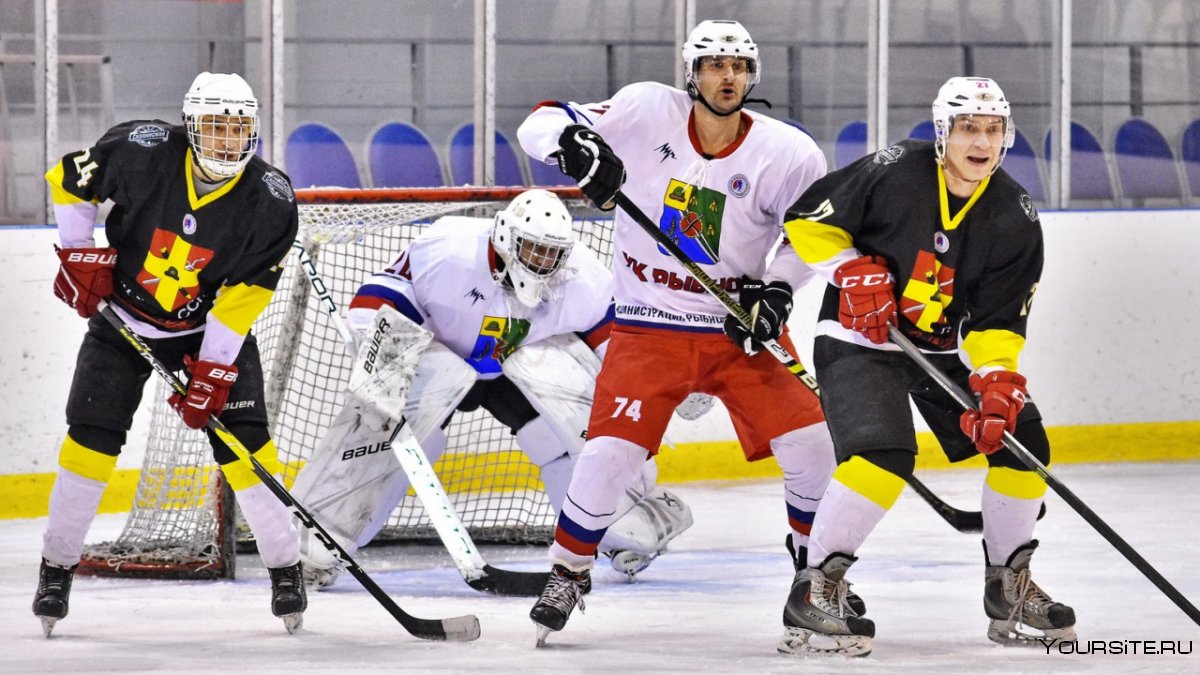Иркутская хоккейная команда с шайбой