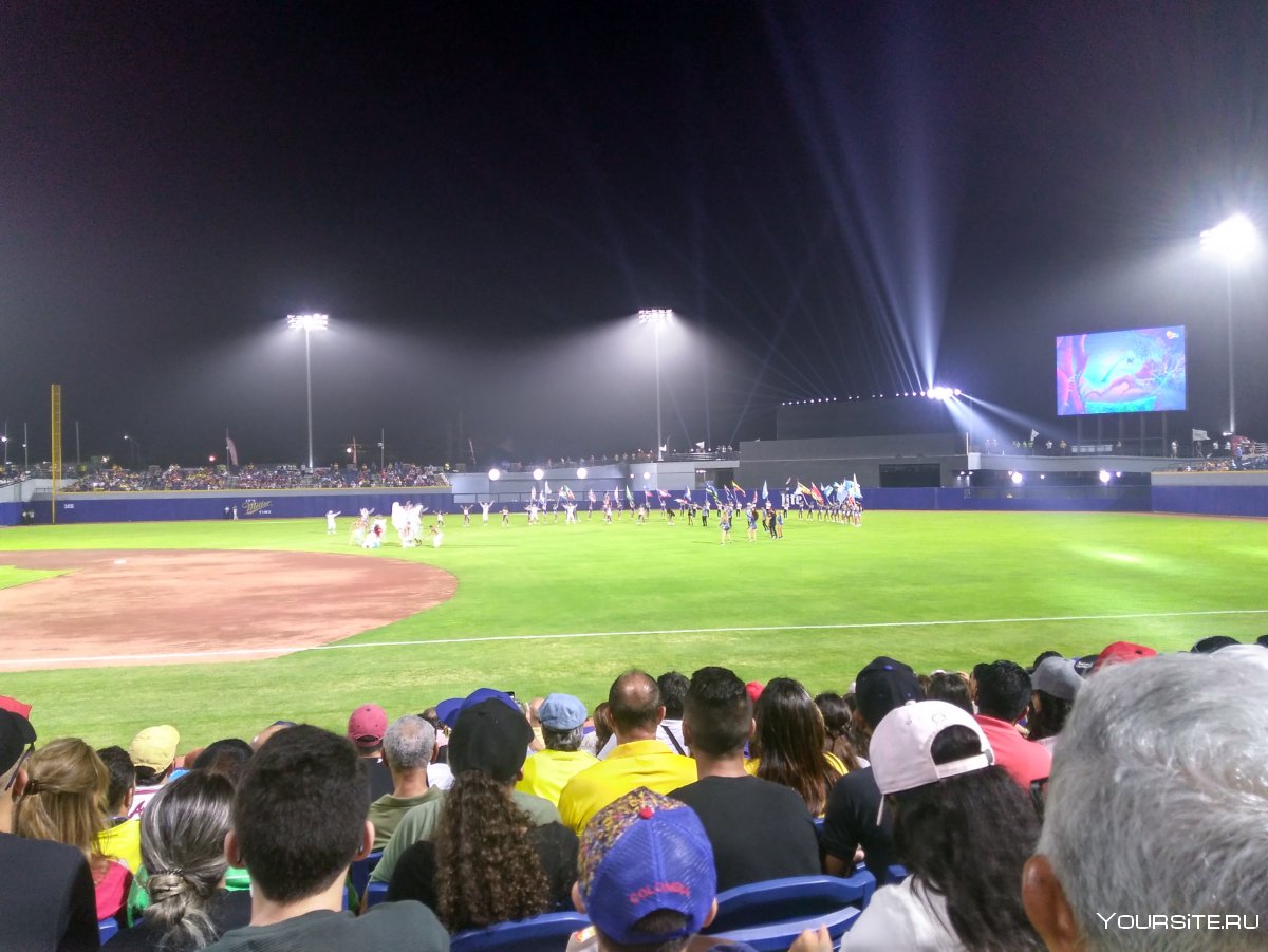Бейсбольное поле ночью