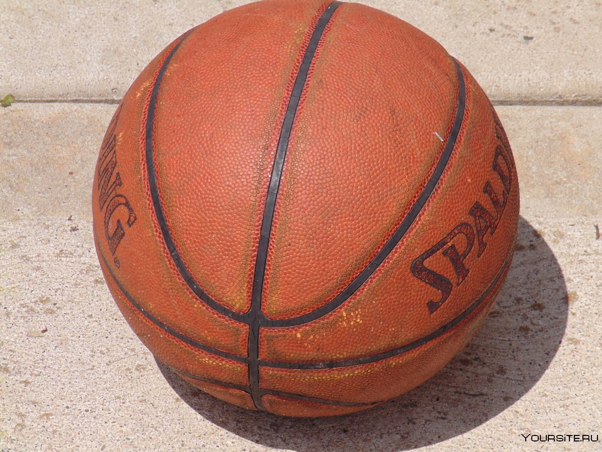 Футбольный мяч и баскетбольный мяч