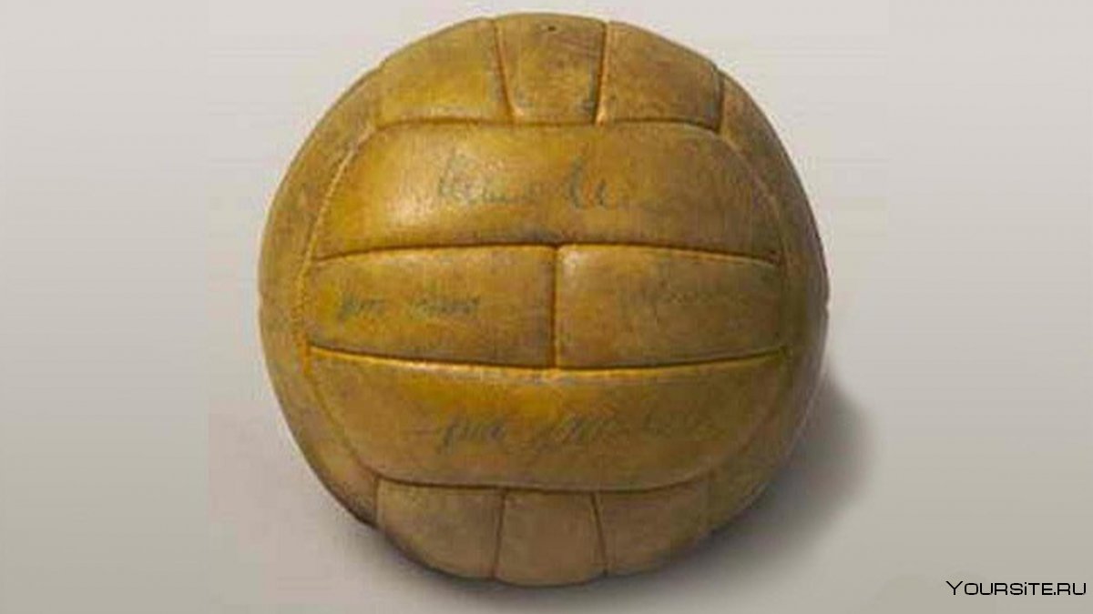 Древние футбольные мячи
