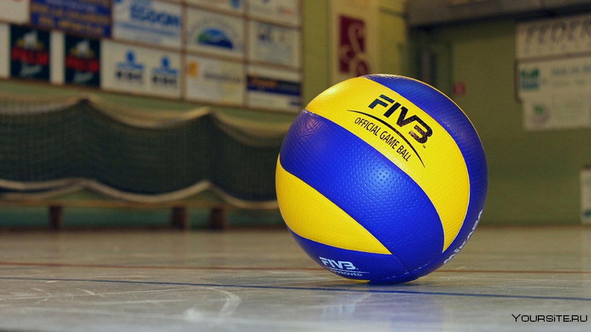 Волейбольный мяч на полу