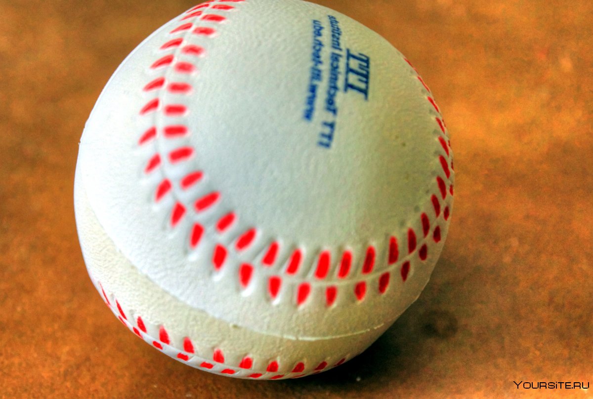 Бейсбольный мяч на траве