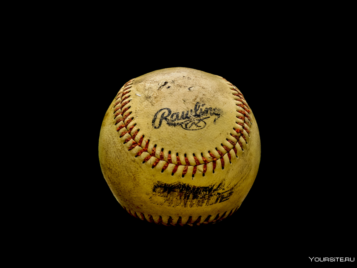Старый бейсбольный мяч