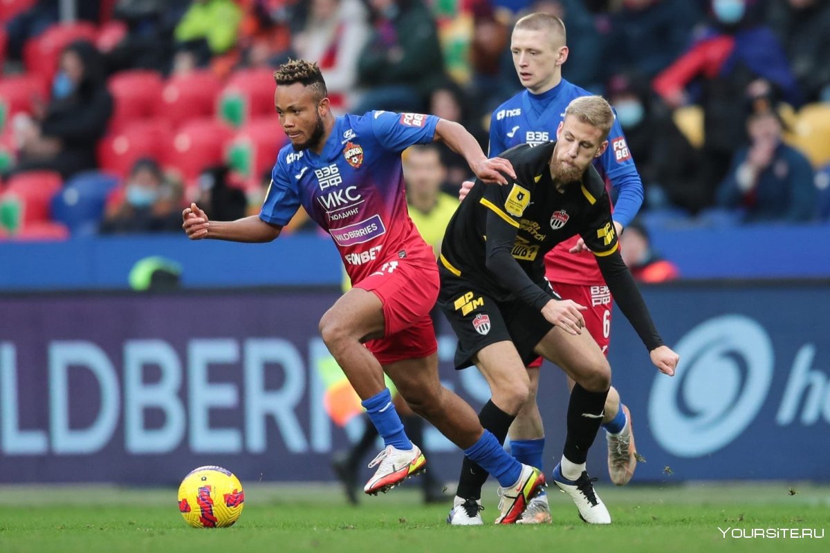 Арбитр показывает красную карточку