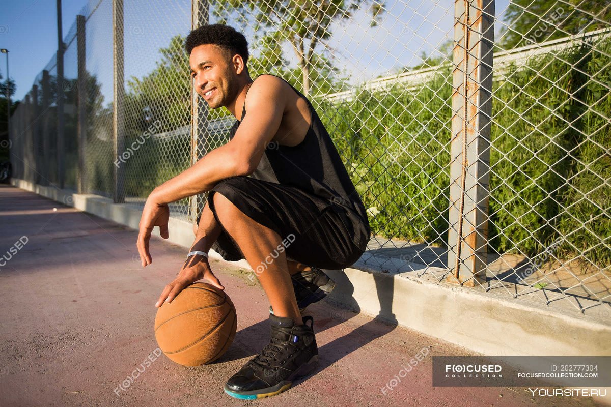 Человек с баскетбольным мячом