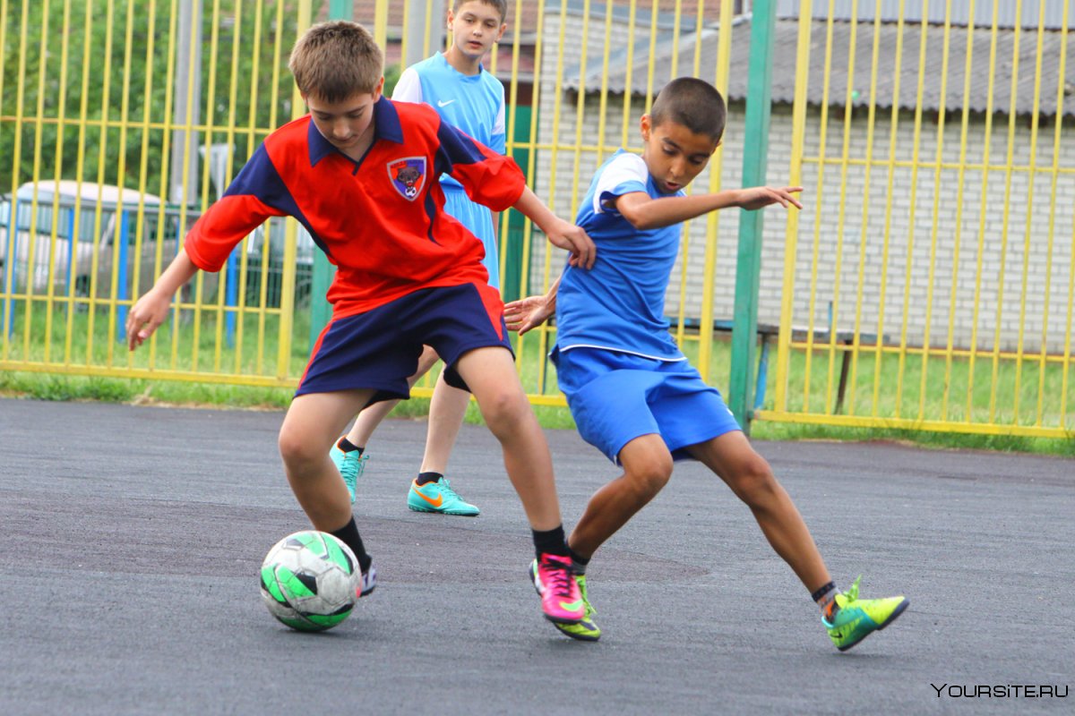 Детский дворовый футбол